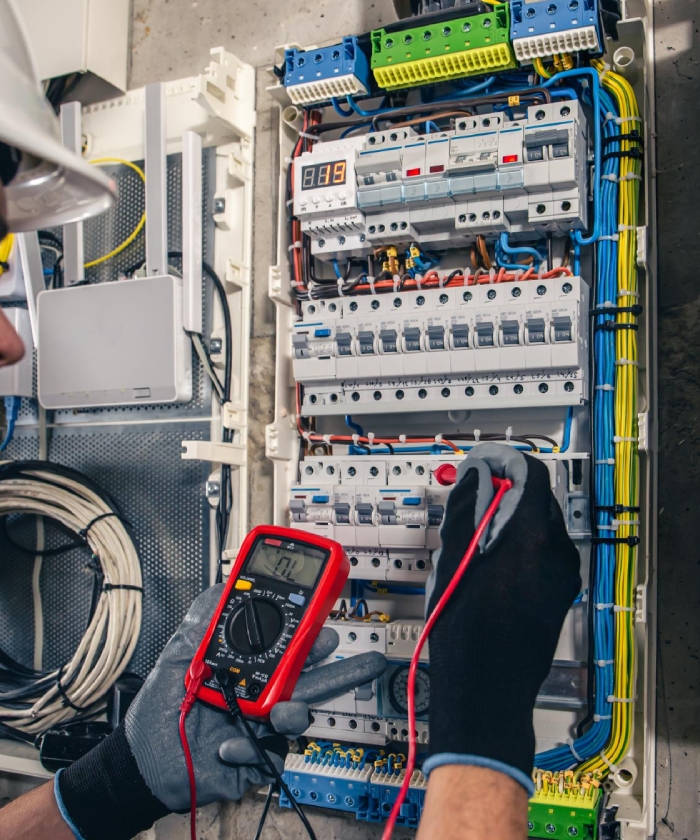 Contrôle d’une installation électrique avec multimètre