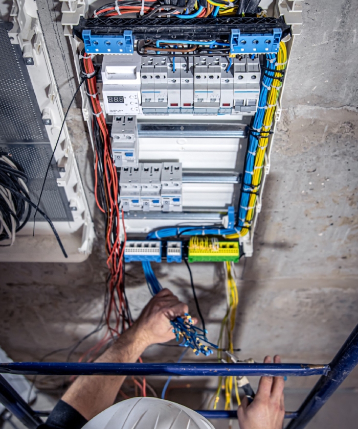 Remise en conformité électrique d’un tableau avec câblage apparent